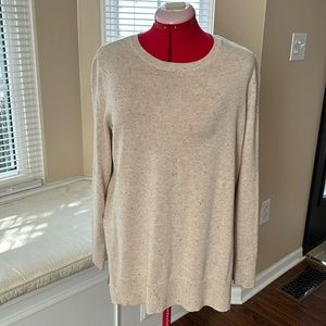 Crewneck sweater with side slits.